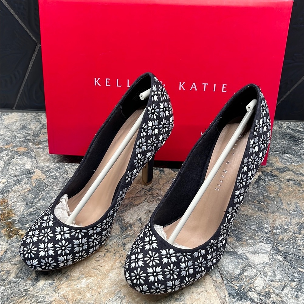 Kelly & Katie Black and White Geometric Heels - Picture 2 of 4